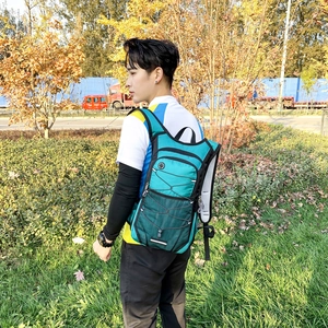 Seegrüner Fahrradrucksack mit elastischen Kordeln und Reflektoren für Outdoor-Wandern