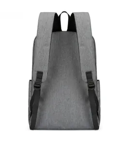 Vue arrière du sac à dos de sport gris avec bretelles rembourrées et ajustables