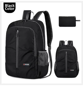 Dettaglio zaino nero in nylon impermeabile con tasca laterale a rete e custodia extra