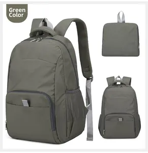 Sac à dos pliable en nylon vert montrant la vue de face de côté et l'état plié