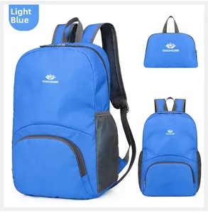 Dettaglio dello zaino pieghevole in nylon azzurro con tasche a cerniera impermeabili