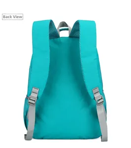 Vue arrière du sac à dos pliable en nylon sarcelle avec bretelles en maille respirante