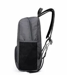Vista laterale dello zaino sportivo grigio in nylon impermeabile con tasca a rete laterale