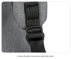 Détail de la boucle réglable robuste et de la bandoulière en tissu gris du sac à dos
