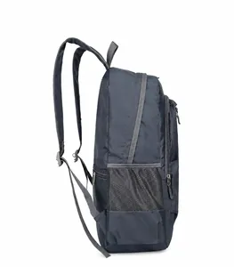 Vista laterale dello zaino in nylon blu scuro resistente all'acqua con tasche a rete