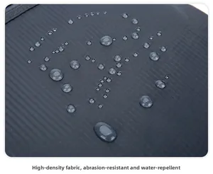 Dettaglio del tessuto idrorepellente ad alta densità con gocce d'acqua sullo zaino