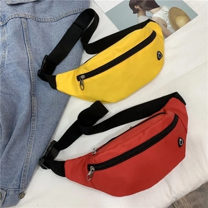 Sac banane sport polyvalent en rouge et jaune avec sangles réglables pour les activités de plein air