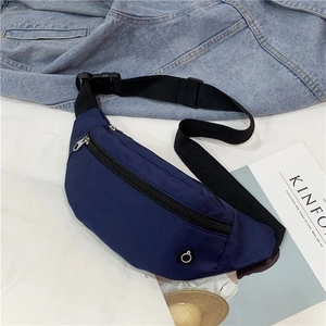 Sac banane bleu foncé imperméable avec sangle réglable sur un fond minimaliste moderne