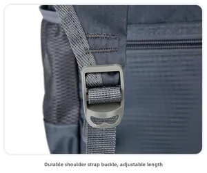 Dettaglio dello spallaccio dello zaino con fibbia regolabile e fettuccia in nylon grigio