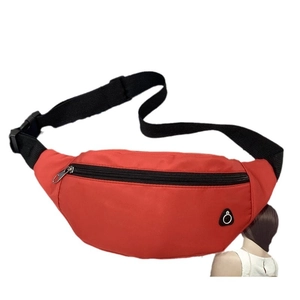 Sac banane de sport rouge imperméable avec sangle réglable et prise casque sur fond blanc