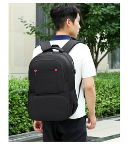 Détail du sac à dos isotherme noir avec bretelles ergonomiques et port de charge USB