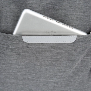Sac à dos sport gris réfléchissant avec poche externe contenant une tablette