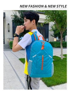 Dettaglio dello zaino pieghevole blu lago con cerniere arancioni e tasche a rete in uso