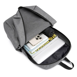 Sac à dos gris réfléchissant à grande capacité montrant les compartiments pour ordinateur