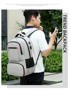 Détail d'un sac à dos gris en oxford avec port USB et prise casque en utilisation