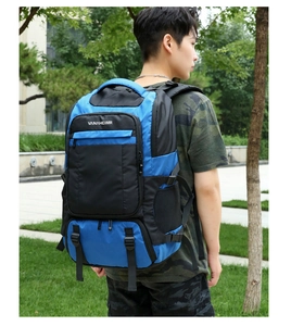 Großer blau-schwarzer wasserdichter isolierter Picknick-Rucksack an einem Reisenden