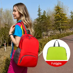 Zaino da esterno pieghevole leggero in rosso e verde in tessuto di nylon impermeabile