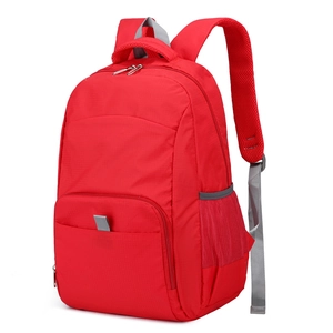 Sac à dos rouge en nylon avec compartiments à fermeture éclair et poches filet