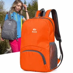 Zaino da esterno leggero e pieghevole in arancione brillante con nylon impermeabile
