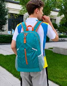 Zaino sportivo pieghevole impermeabile verde pavone con dettagli zip arancioni vivaci