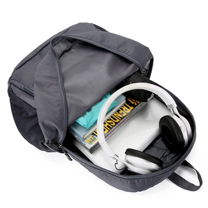 Zaino da esterno leggero in nylon grigio, grande capacità e scomparto per laptop