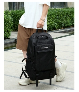 Outdoor-Modell mit einem großen schwarzen wasserdichten Thermo-Rucksack für Picknicks