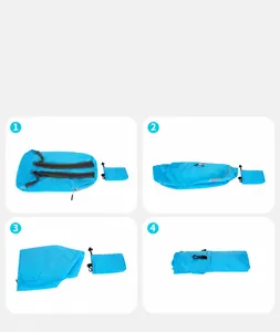 Vierstaps reeks die laat zien hoe de blauwe lichtgewicht rugzak in een tasje past