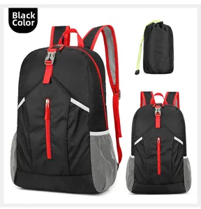 Vista macro dello zaino ripiegabile in nylon nero con dettagli rossi e sacca protettiva