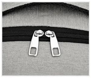 Détails des doubles fermetures éclair métalliques et tissu gris du sac isotherme