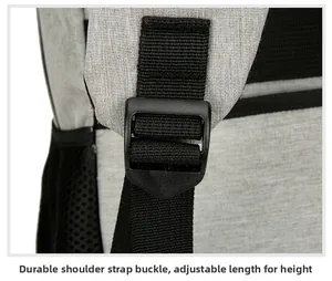 Détail de la bandoulière réglable avec boucle robuste sur le sac à dos pique-nique gris