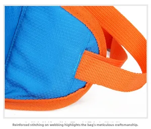 Dettaglio delle cuciture rinforzate su nylon ripstop blu e cinghie in nylon arancione