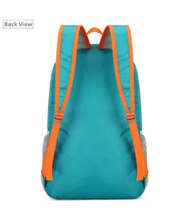 Vista posteriore dello zaino pieghevole outdoor con tessuto verde acqua e spallacci arancioni