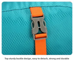 Dettaglio della fibbia in plastica grigia su tessuto ripstop blu con cinturino arancione
