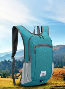 Nahaufnahme des leichten seeblauen Wanderrucksacks mit atmungsaktiven Netz-Seitentaschen