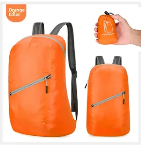 Opvouwbare oranje ultralichte reisrugzak met vooraanzicht en compact zakformaat ontwerp