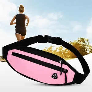 Detail der rosa Sport-Gürteltasche mit Doppel-Reißverschluss und Kopfhörerloch