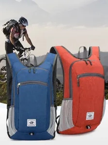 Details von blauen und orangefarbenen faltbaren Outdoor-Rucksäcken mit praktischen Seitentaschen