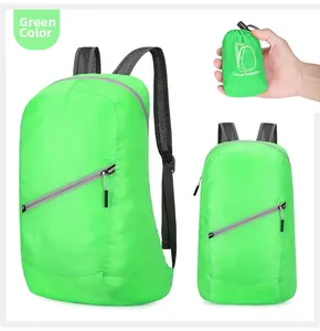 Detailopname van de ultralichte groene opvouwbare rugzak en het compacte opbergzakje
