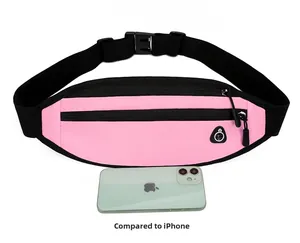 Riñonera deportiva rosa con comparación de tamaño con un iPhone y puerto de auriculares