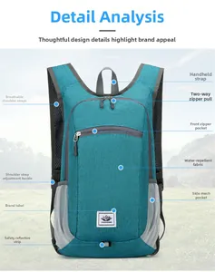 Detailansicht des seeblauen Faltrucksacks mit atmungsaktiven Mesh-Gurten und wasserfestem Stoff