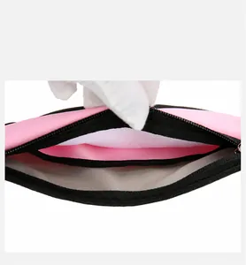 Detailansicht der pink-schwarzen Nylon-Gürteltasche mit geräumigem Hauptfach innen