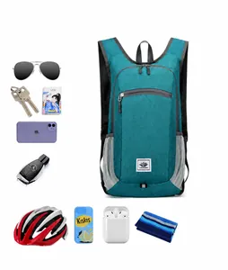 Detaillierte Innenaufbewahrung des hellgrünen faltbaren Outdoor-Rucksacks mit Reiseausrüstung