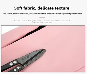 Dettaglio del marsupio rosa in tela con tessuto antigraffio e idrorepellente