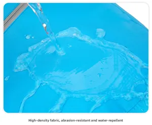 Detailopname van waterafstotende stof met hoge dichtheid op de blauwe reisrugzak