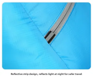 Detail van blauwe ruitjesstof en reflecterende strip op opvouwbare rugzak