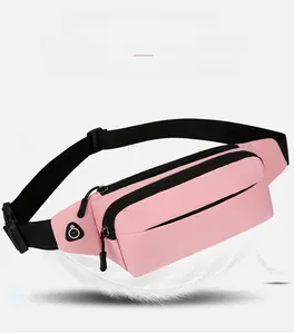 Dettaglio del marsupio sportivo rosa con foro per cuffie su sfondo grigio chiaro