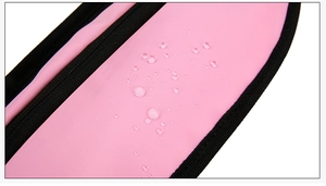 Détail du sac banane de sport rose montrant des gouttes d'eau sur le tissu étanche