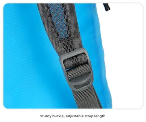 Detail van stevige verstelbare gesp en blauwe honingraat geweven band voor opvouwbare tas