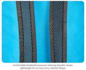 Detail van de opvouwbare rugzakriem met ademend mesh en blauwe ruitjesstof voor ventilatie