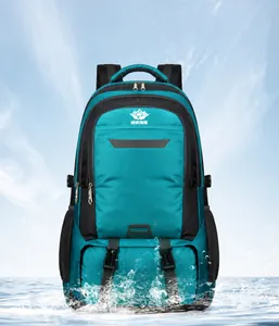 Waterdicht detail van de 60L groene wandelrugzak met opspattend watereffect op nylon